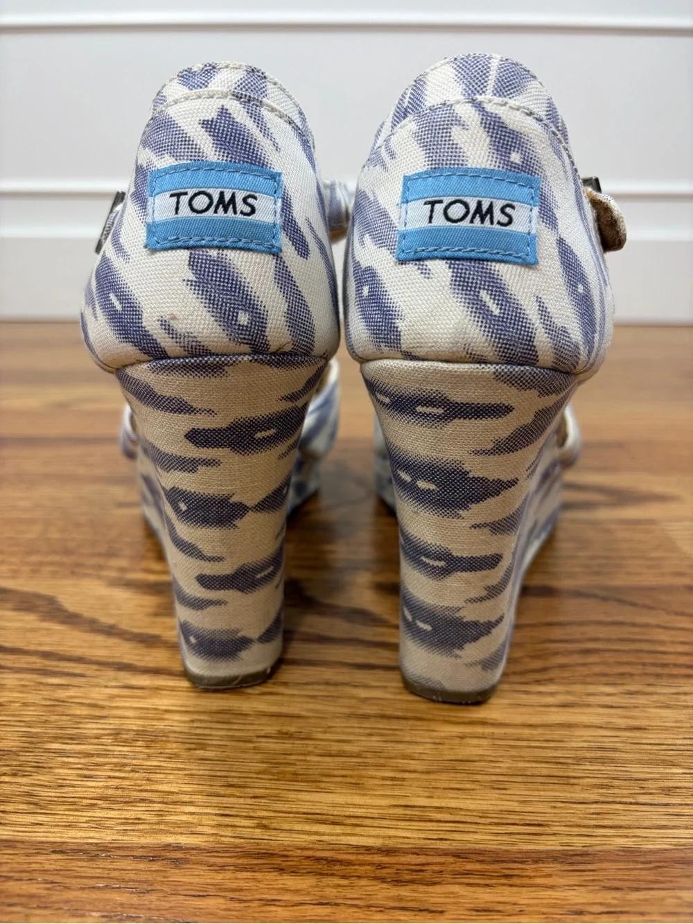 TOMS Chambray Sierra Ikat Boho Blue & White Wedge Heel Sandals (9)